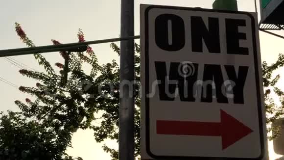 日落时市区街上有一个路牌有镜头照明视频的预览图