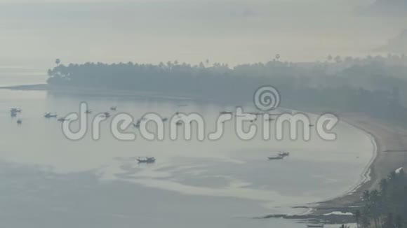 烟空气污染晨雾笼罩海面捕捞小型渔船视频的预览图