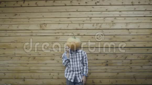 南瓜头男用香烟摆姿势视频的预览图