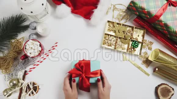 顶部查看手与圣诞节礼物视频的预览图