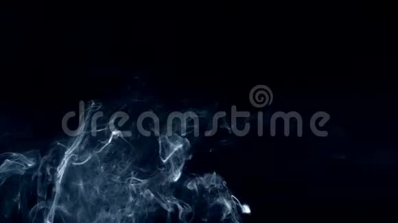 烟雾雾和孤立的烟雾在黑暗的背景下漂浮视频的预览图