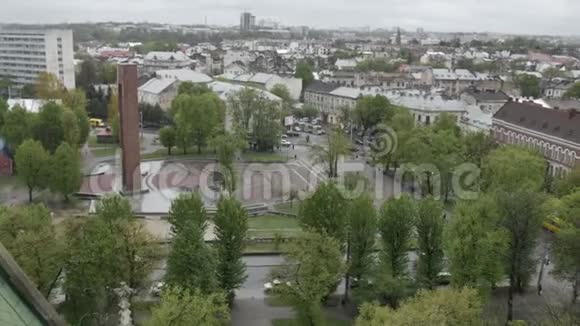 利沃夫中心的彩色照片有一座纪念碑和历史建筑慢动作视频的预览图