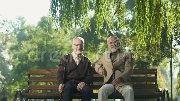 两个笑容可掬的老人带着金丝雀长大晚年幸福生活退休视频的预览图