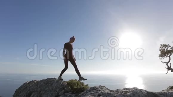 年轻女子攀登并到达山顶在美丽的风景中的女士面对海滨视频的预览图