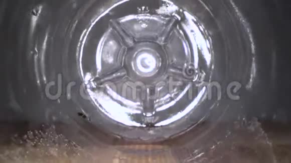 塑料瓶里面在木制背景下相机在空水瓶中放大的多利宏镜头视频的预览图