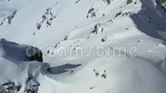 一个人从四公里高空爬起覆盖着大雪的大山视频的预览图