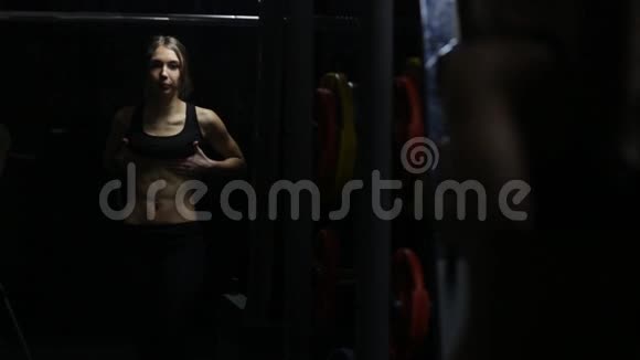 健身房里的健身女士视频的预览图
