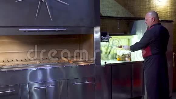 乌兹别克餐馆的厨师拿着一个肉串看着相机视频的预览图