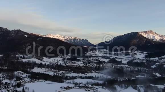 山城黎明背景山脉4k视频的预览图