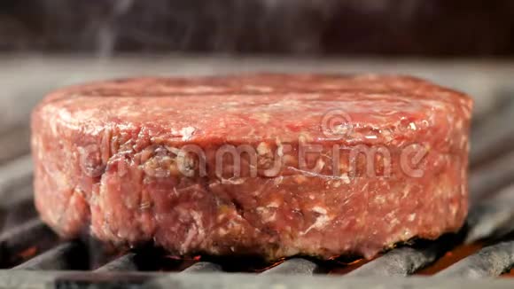 一个双生肉切块放在一个加热的烤架上侧面观看一个大的肉切块里面有牛肉或小牛肉视频的预览图