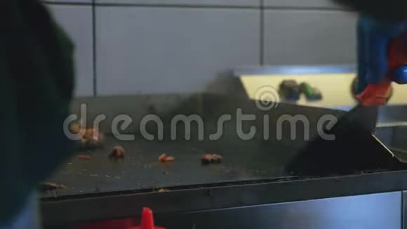 一个白人在厨房里打扫房间用一种补剂煎汉堡视频的预览图