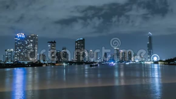 城市夜晚河流旁的建筑物时间流逝视频的预览图