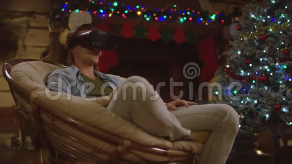 年轻人得到了圣诞虚拟现实耳机视频的预览图