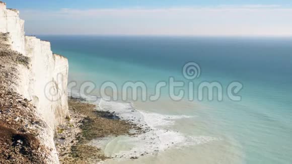 白天观赏岩石海岸白崖和大海视频的预览图