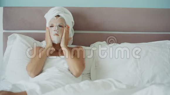 带纸化妆面具的女人视频的预览图
