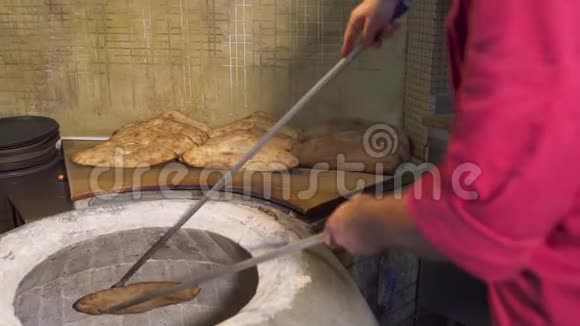 厨师从丹地里取出准备好的新鲜面包视频的预览图