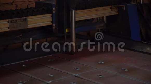 机器在商店的特写镜头中通过焊接制造金属孔视频的预览图