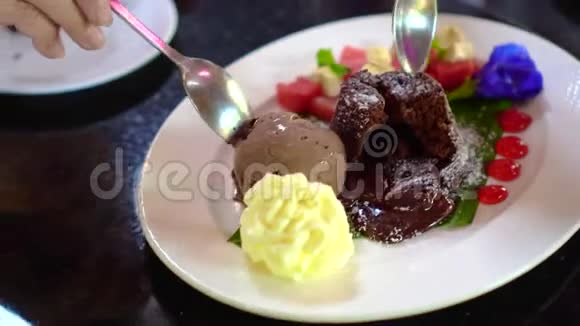 一起吃软巧克力熔岩蛋糕和冰淇淋视频的预览图