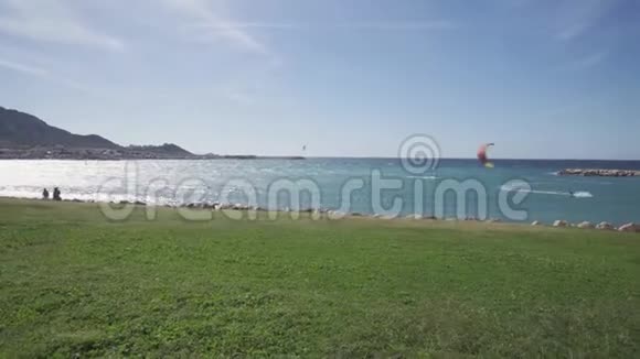 马赛海滩上的风筝和风帆视频的预览图