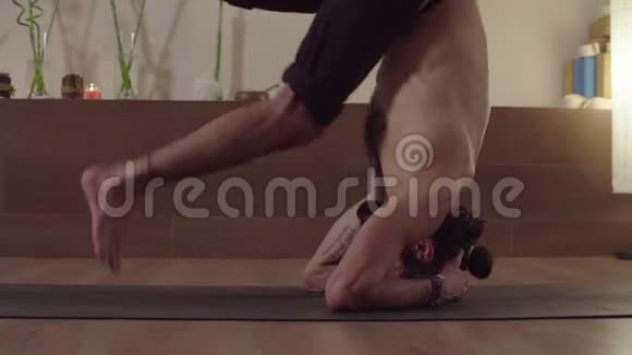 做瑜伽体式站立平衡的年轻人视频的预览图