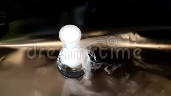 从锥形烧瓶中冒出大量二氧化碳从顶部可以看到视频的预览图