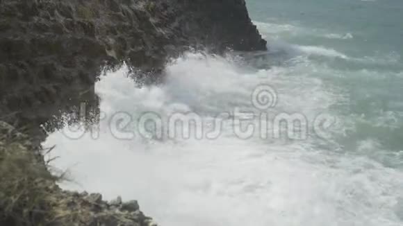 悬崖上的破浪视频的预览图