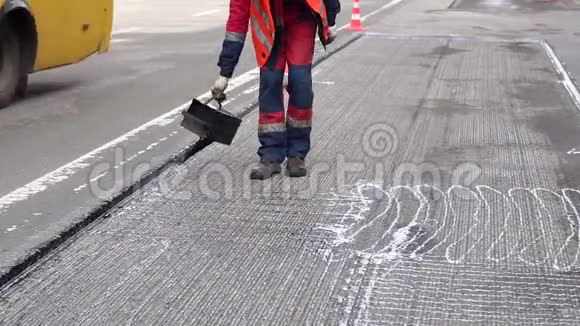 修路工作细节工人浇筑树脂路面覆盖沥青视频的预览图