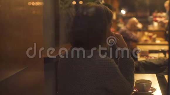 女人感到悲伤孤独地坐在自助餐厅关系危机视频的预览图