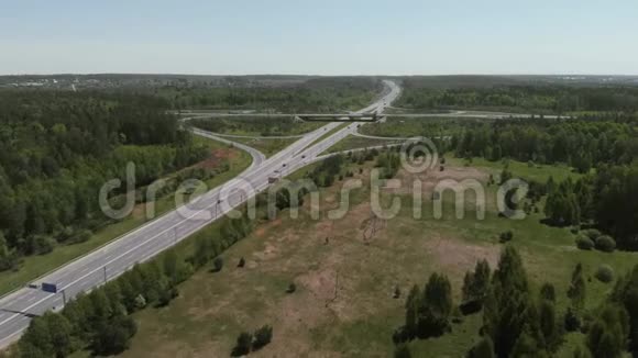 道路交叉口的俯视图摄像机飞向公路路口空中观景4K视频的预览图