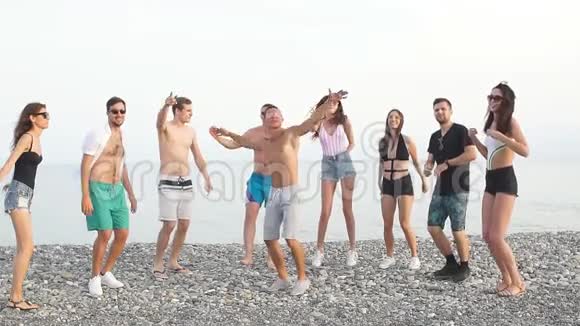 最好的朋友在阳光明媚的日子在海滩跳舞视频的预览图