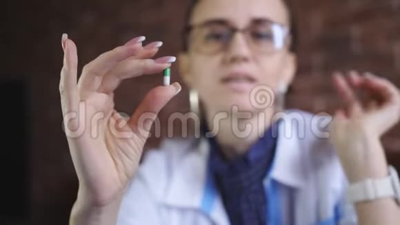 女医生手中胶囊丸的特写视频的预览图