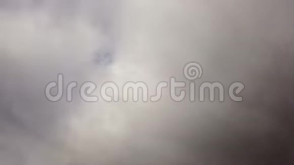时间流逝的天空无定形的灰色云从左到右吹拂视频的预览图