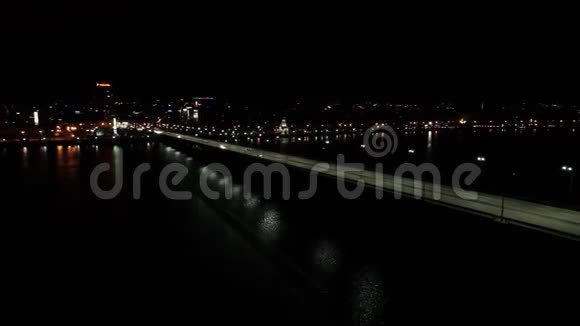 夜晚交通拥挤城市背景上灯火辉煌4k视频的预览图