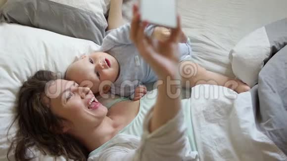 妈妈和宝宝在床上自拍母亲节母爱母亲的幸福视频的预览图