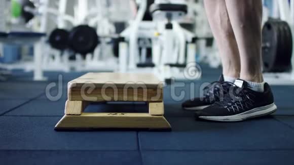 运动员在体育馆的踏板上锻炼身体侧面轮廓视频的预览图