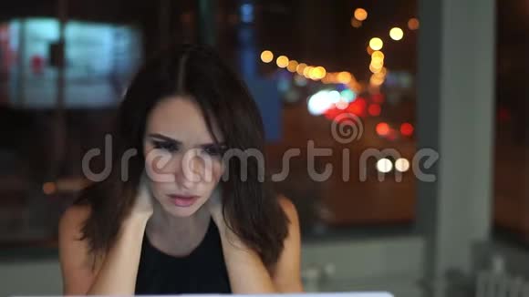 那个女人在笔记本电脑上工作了很长时间脖子疼做按摩的人视频的预览图