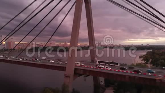 在超现实主义的日落时分戴尼普罗河上有金属鹰架的高大桥梁视频的预览图