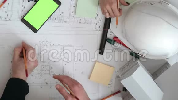 工程师们积极地修改了一幅大画上的铅笔画在桌子上电话上贴纸上记号笔上视频的预览图