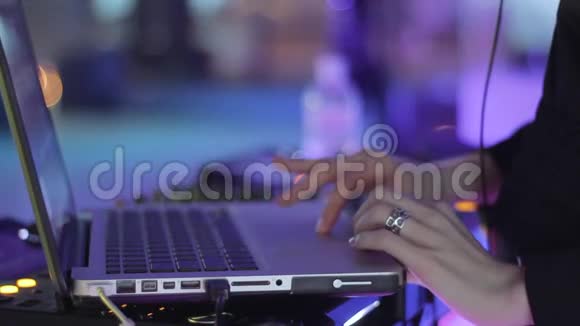 DJ手指在笔记本电脑上玩视频的预览图