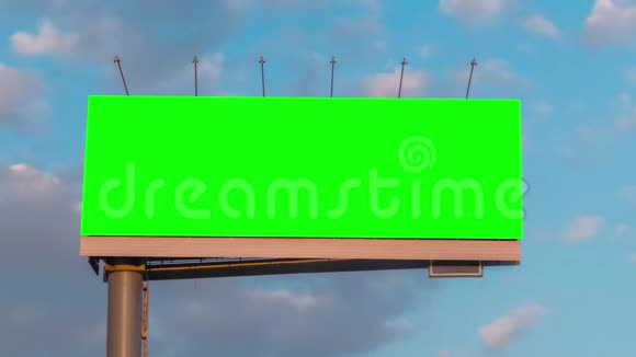 时间推移空白绿色广告牌和移动白云与蓝天视频的预览图