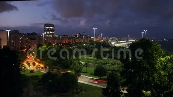巴西里约热内卢阿特罗杜弗拉蒙戈的高视角夜间时间视频的预览图