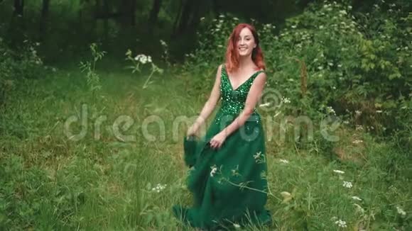红头发的女孩发型是方形的穿着豪华的绿色连衣裙坐着一列长长的火车公主站在视频的预览图