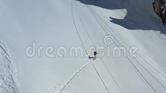 一个男子正在滑雪板上攀登空中飞弹4k视频的预览图