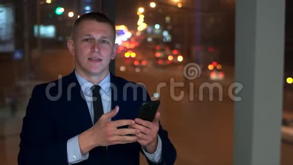 这个人是一个在智能手机手中的商人看着相机生气试图控制愤怒视频的预览图
