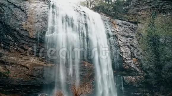 瀑布的巨大寒冷的水景观高清1920x1080视频的预览图