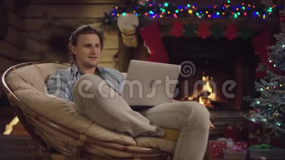 在圣诞夜用笔记本电脑进行视频聊天的男人视频的预览图