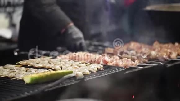 新鲜的烤肉串烧在火上有选择的焦点烤架上的肉晚上烧烤烧烤炉烧烤烟视频的预览图