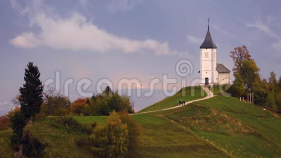 斯洛文尼亚Jamnik斯洛文尼亚圣普利莫兹教堂的全景靠近Jamnik有美丽的云彩朱利安阿尔卑斯山在b视频的预览图
