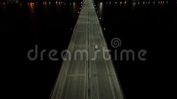 河上有一座美丽的长桥有一座巨大的城市夜晚灯火辉煌视频的预览图