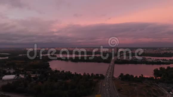 夏季基辅的现代汽车桥在Dnipro上空交通繁忙视频的预览图